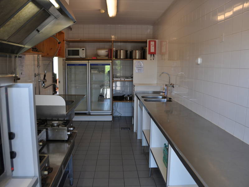 Een uitgebreide horeca keuken met alles erop en eraan.